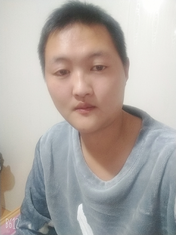 烟圈里透着伤的第一张照片--中老年相亲网